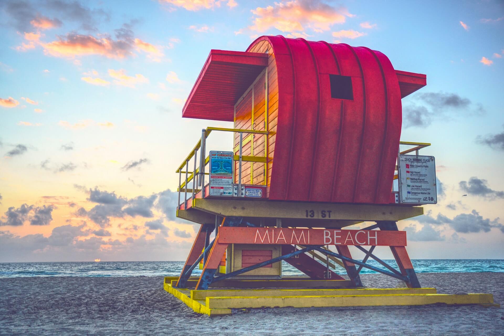 Lifeguard huisje op het strand van South Beach Miami